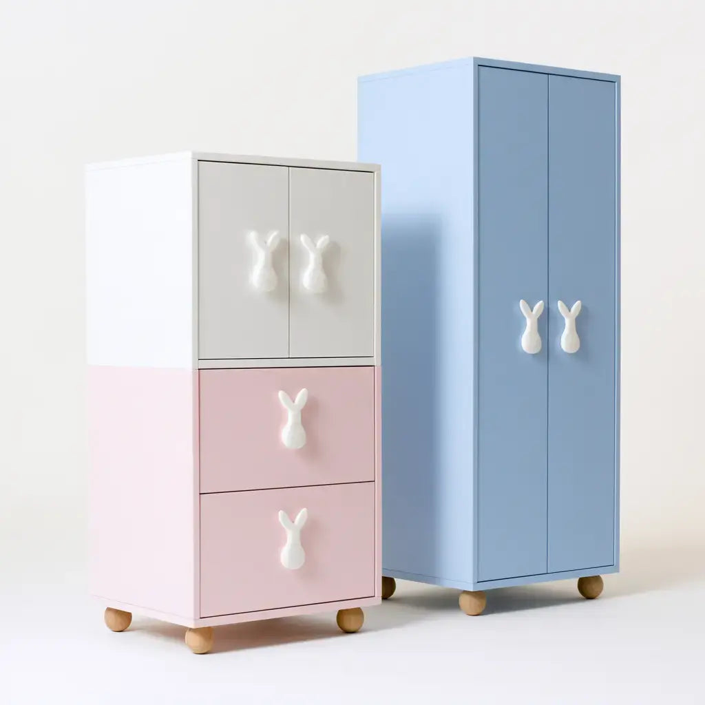 Armario con módulos escalonados y tiradores decorativos - blanco/rosa/azul