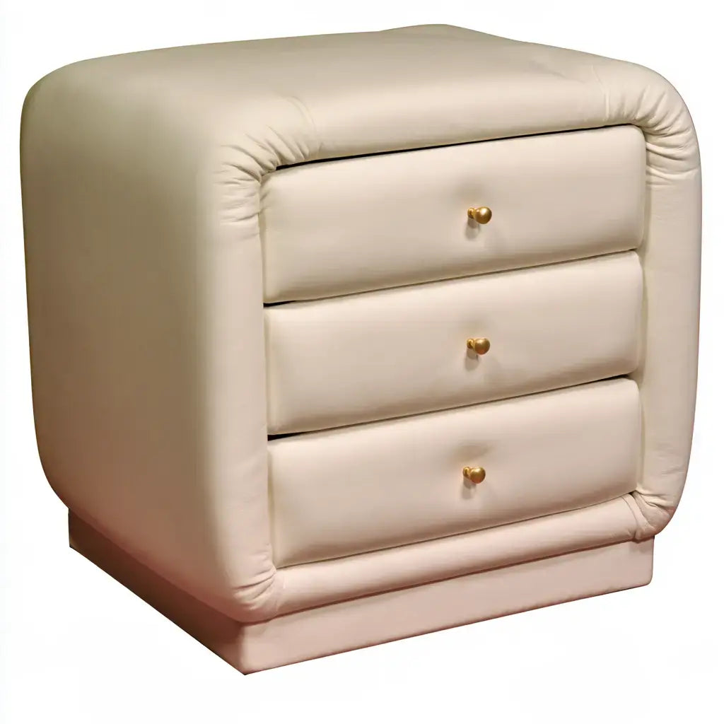 Mesita de noche con tres cajones de contorno acolchado - beige